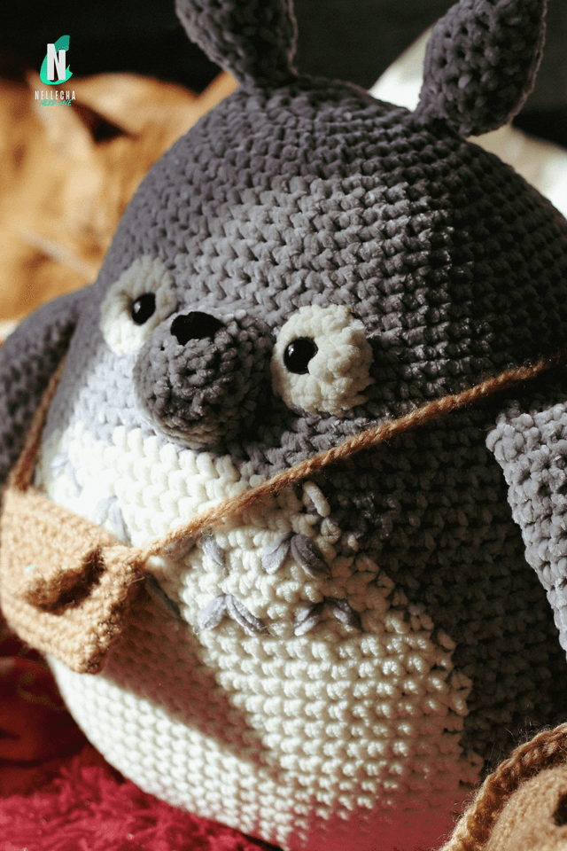 Totoro fait main – chapeau, sacoche et petites fesses
