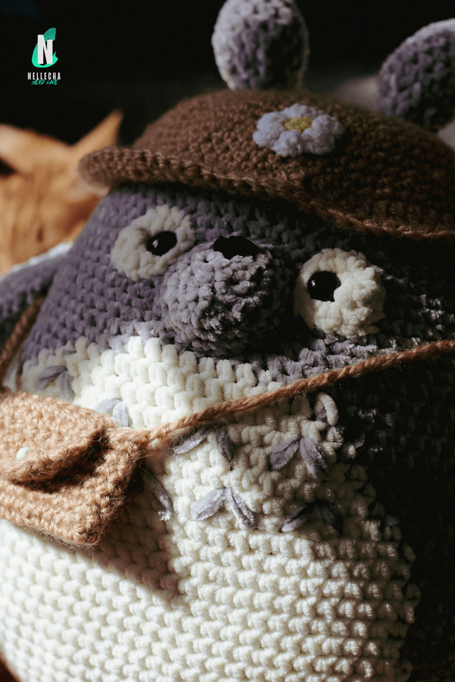 Totoro fait main – chapeau, sacoche et petites fesses