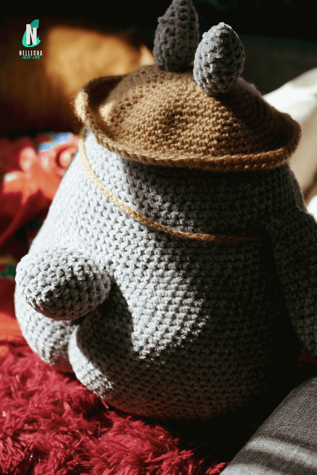 Totoro fait main – chapeau, sacoche et petites fesses