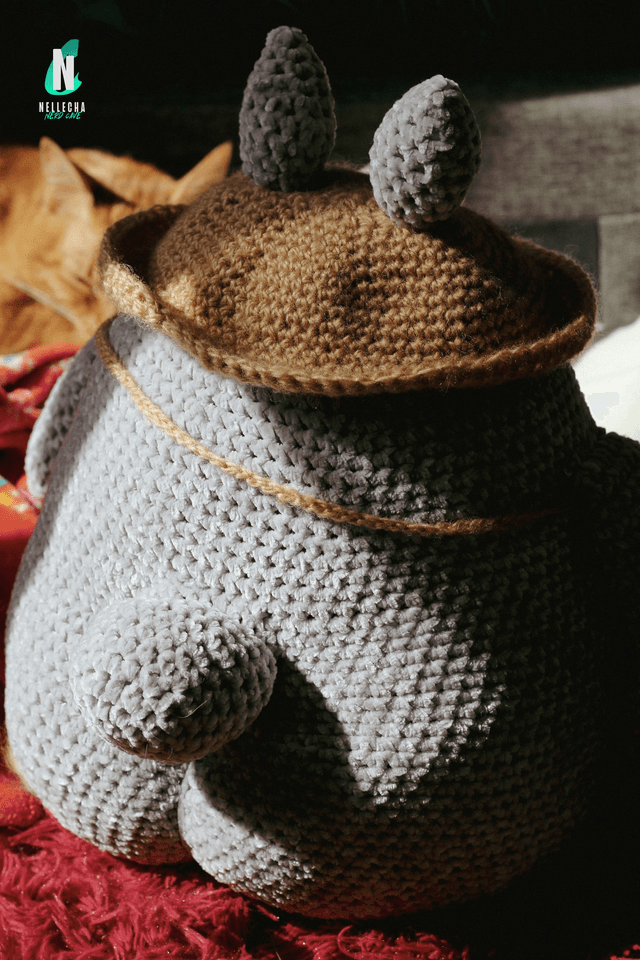 Totoro fait main – chapeau, sacoche et petites fesses